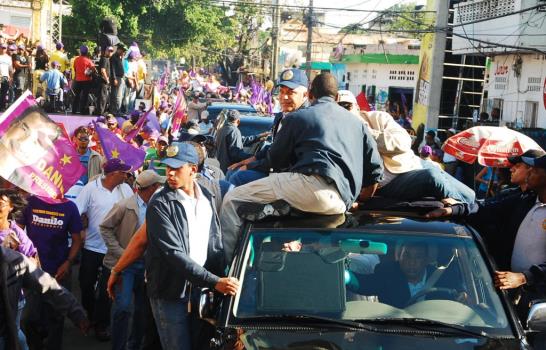 Policía dice botellazo no fue contra el Presidente