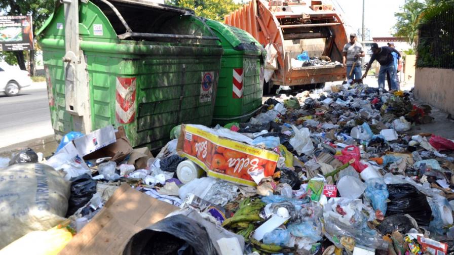 Cúmulo de basura amenaza la salud de residentes en Santiago