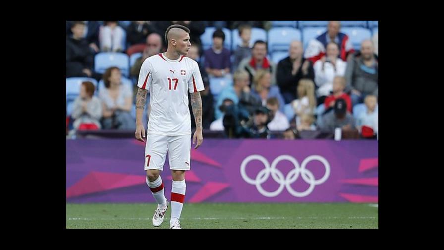Futbolista suizo es expulsado de los juegos por un tweet racista