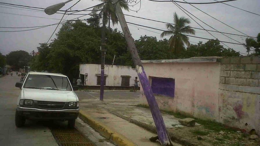 En La Romana reclaman cambiar poste a punto de caer