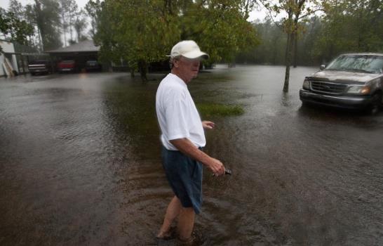 Isaac se debilita lentamente, pero sigue azotando a Nueva Orleans