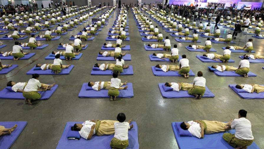 Tailandia bate récord mundial de masaje corporal colectivo