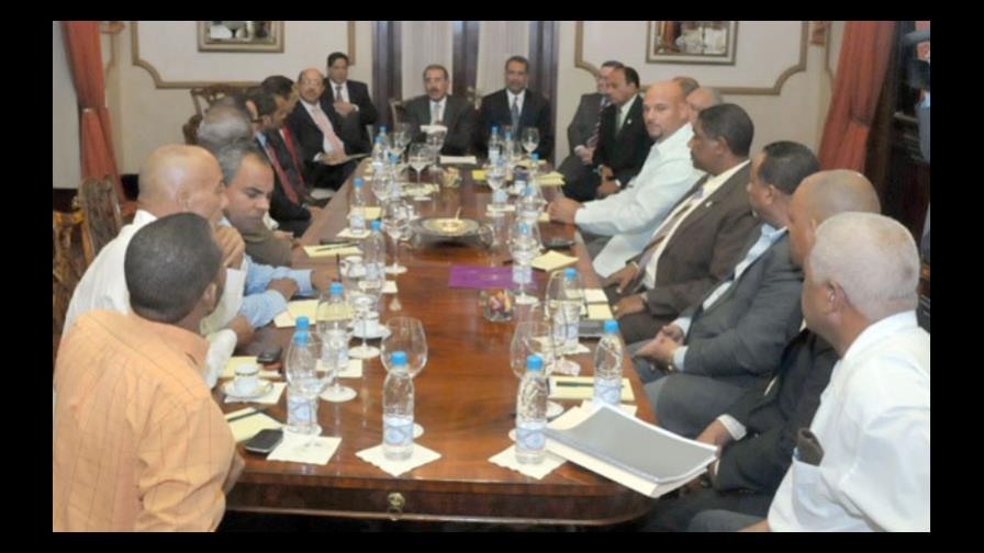 Danilo sostiene segunda reunión en una semana con empresarios del transporte