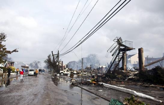 Fuego destruye al menos 80 casas en el barrio de Queens al paso de Sandy