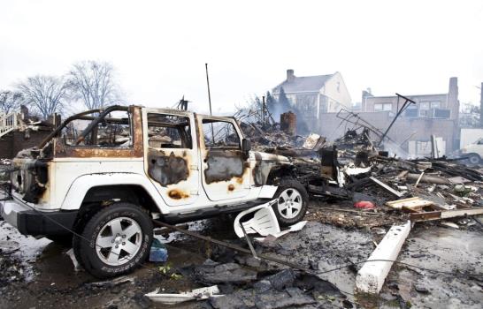 Fuego destruye al menos 80 casas en el barrio de Queens al paso de Sandy