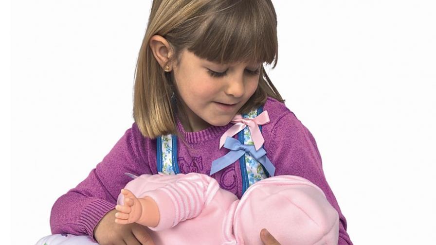 Muñeca que se amamanta causa controversia en EEUU