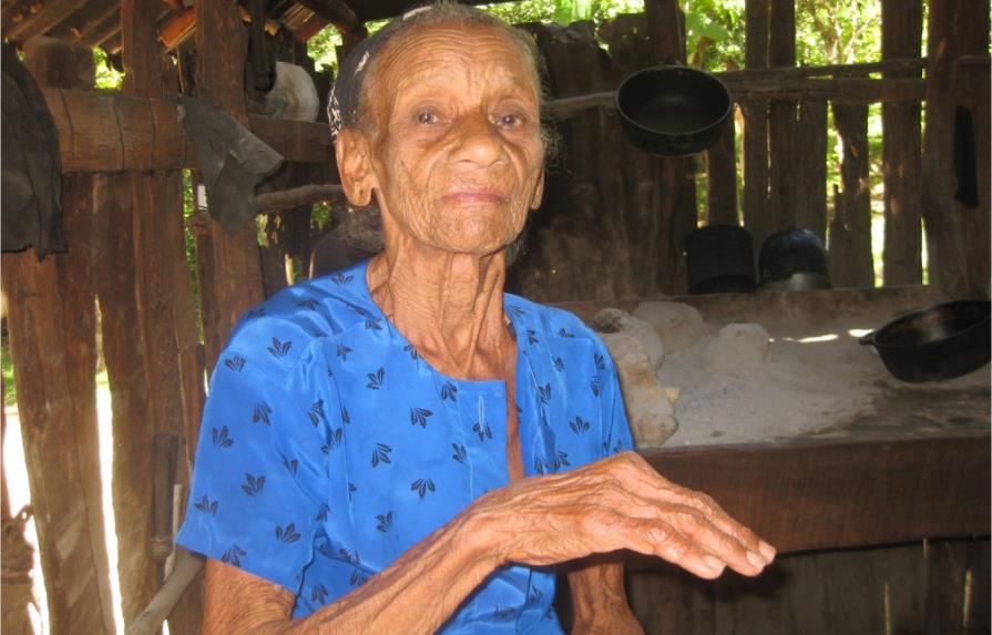 La azada me tiene viva, revela anciana de 96 años de El Seibo