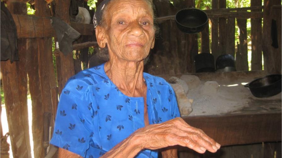 La azada me tiene viva, revela anciana de 96 años de El Seibo
