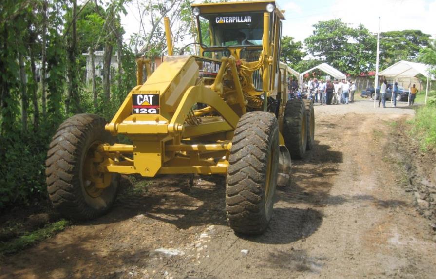 Gobierno inicia reparación caminos vecinales de El Seibo