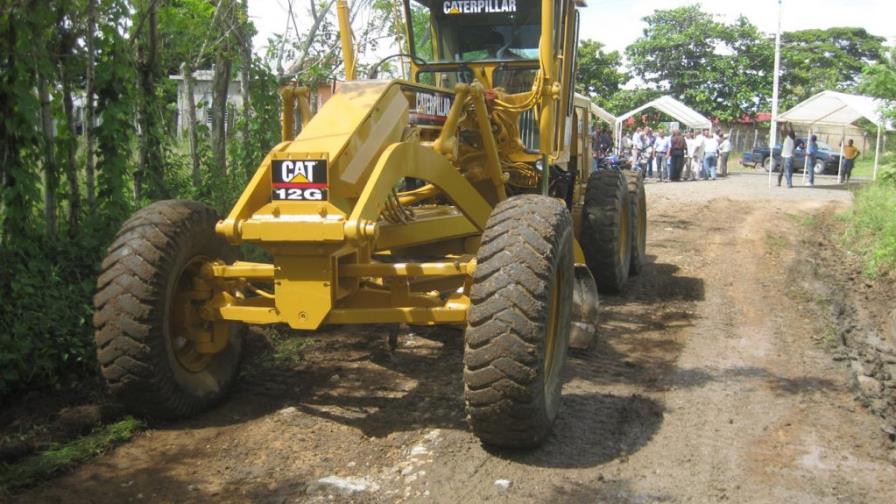 Gobierno inicia reparación caminos vecinales de El Seibo