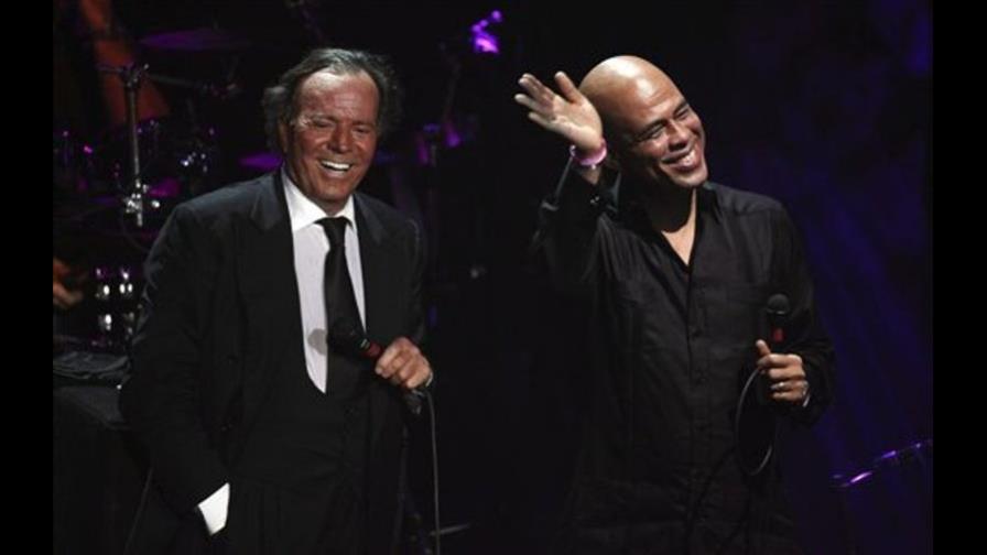 Julio Iglesias hace cantar al presidente de Haití, Michel Martelly