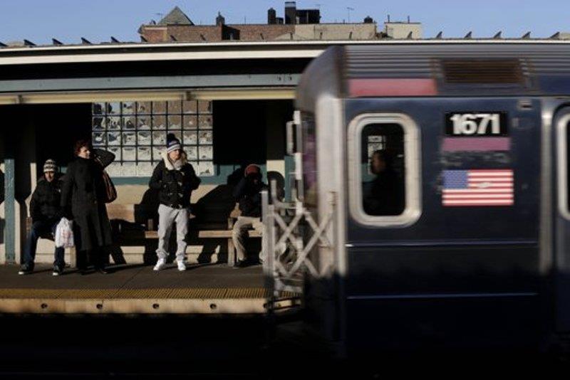 Identifican a sospechosa de asesinato en metro de Nueva York