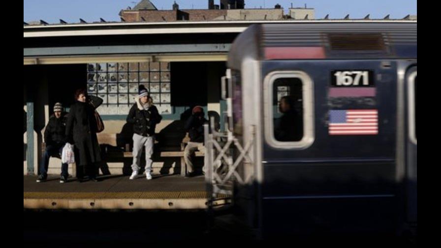 Identifican a sospechosa de asesinato en metro de Nueva York