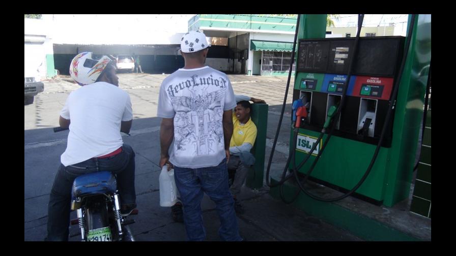 Combustible sigue escaso en ciertas estaciones de la ciudad