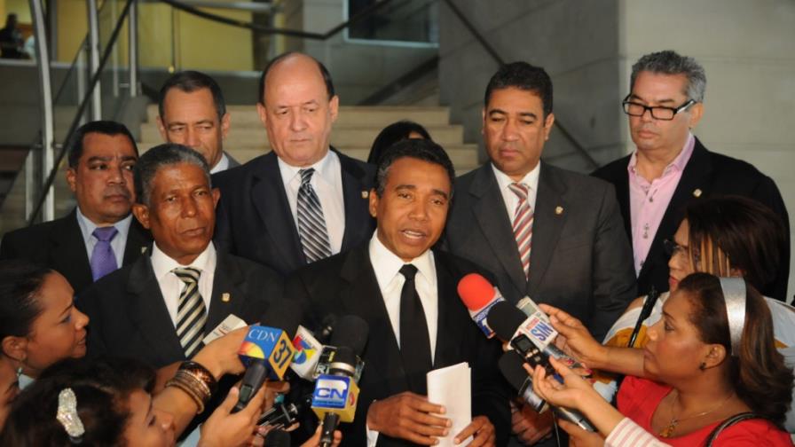 Bautista va a Procuraduría y pide que lo investiguen
