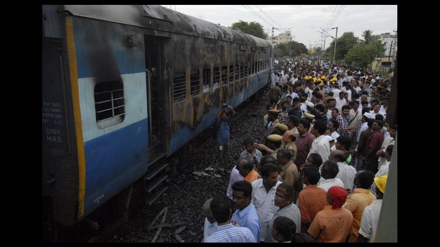 Al menos 32 muertos en incendio de tren en la India