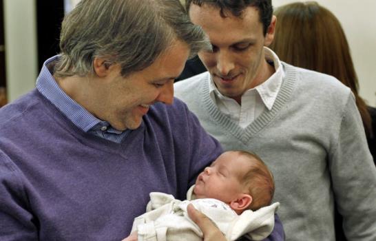 Inscriben en Argentina a primer hijo de dos hombres sin necesidad de adopción