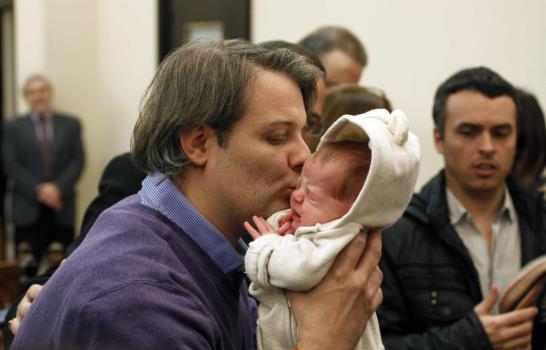 Inscriben en Argentina a primer hijo de dos hombres sin necesidad de adopción