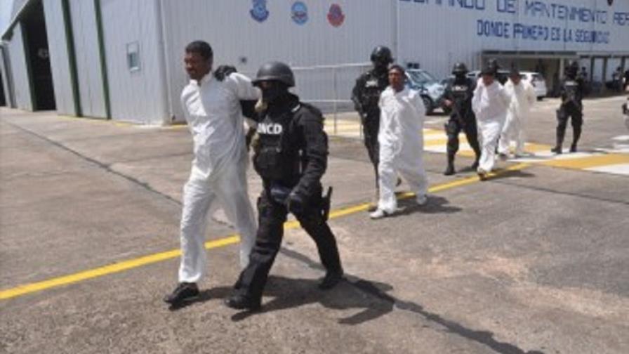 DNCD delivers to the DEA the Colombians arrested on the high seas