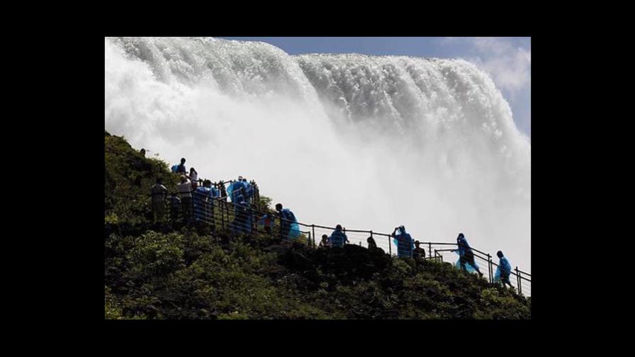 Torso femenino aparece en Cataratas del Niágara