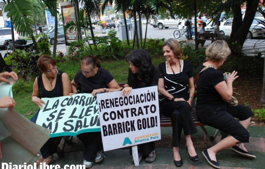 Vestidos de negro, dicen no a Reforma Fiscal