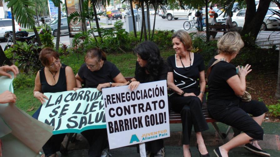 Vestidos de negro, dicen no a Reforma Fiscal Vestidos de negro, dicen no a Reforma Fiscal