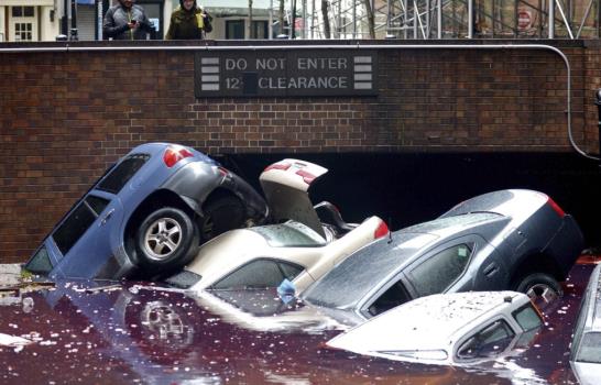Al menos 50 muertos y miles bajo agua en EE.UU. por Sandy