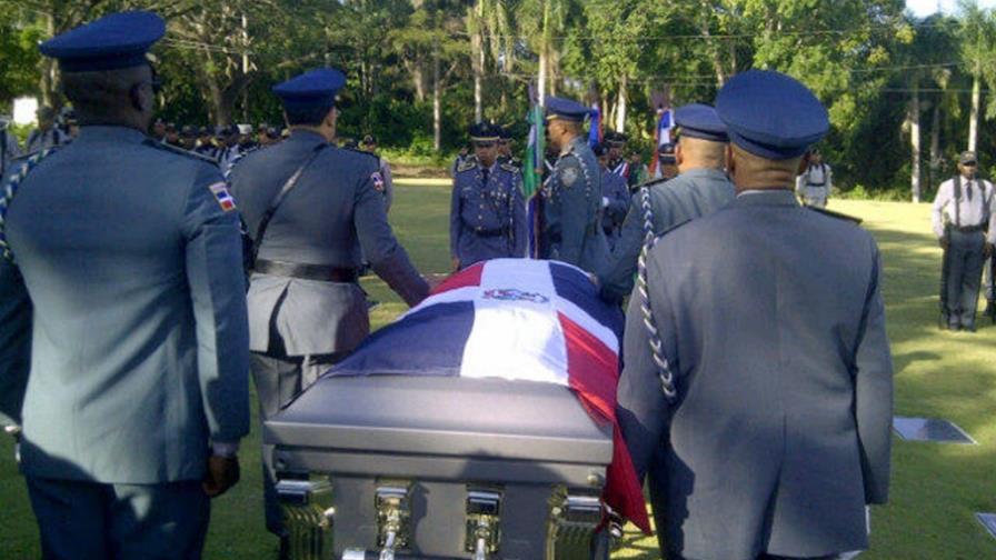 Sepultan coronel asesinado; Policía busca a criminales
