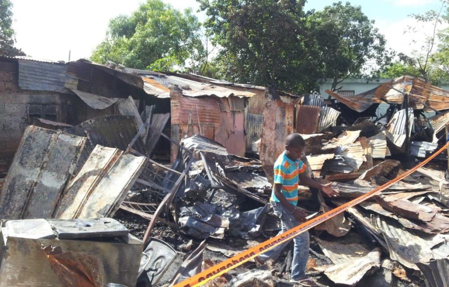 Hombre incendia ocho casas al intentar asesinar a su pareja y tres hijos