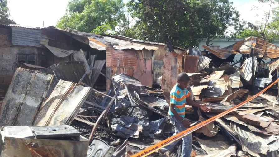 Hombre incendia ocho casas al intentar asesinar a su pareja y tres hijos