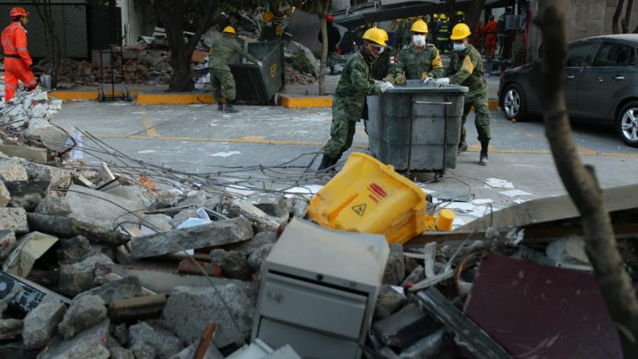Elevan a 32 muertos y 121 heridos cifra de víctimas por explosión en Pemex Elevan a 32 muertos y 121 heridos cifra de víctimas por explosión en Pemex