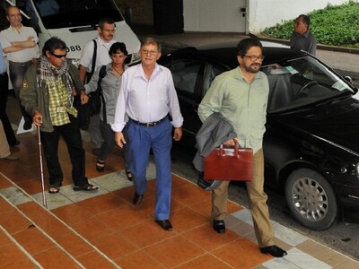 Exguerrilleros colombianos temen por su futuro con De la Espriella