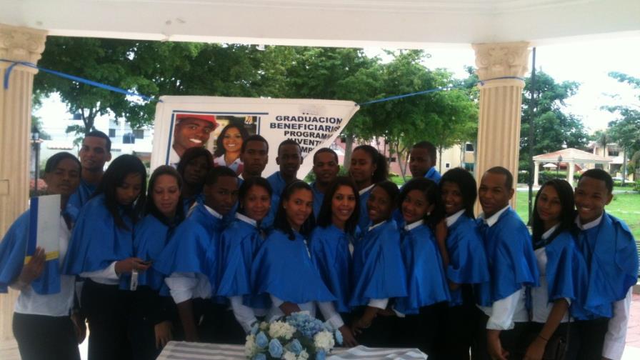 Gradúan 67 jóvenes en negocios, contabilidad y finanzas