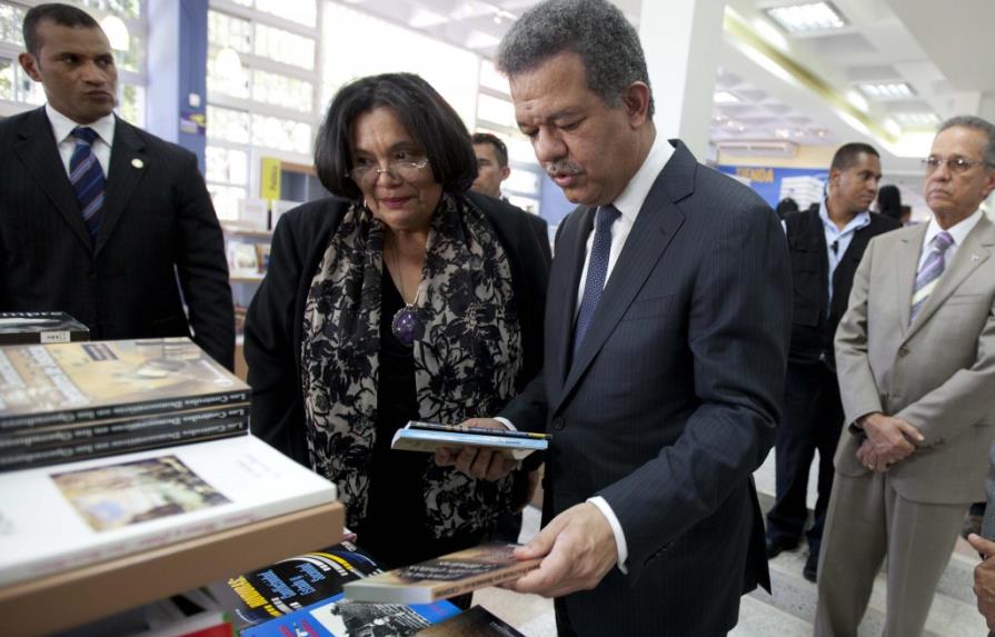 Leonel se compra 3,000 dólares en 160 libros en Honduras