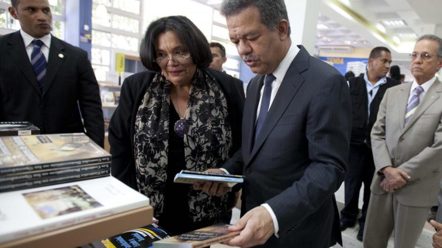 Leonel se compra 3,000 dólares en 160 libros en Honduras