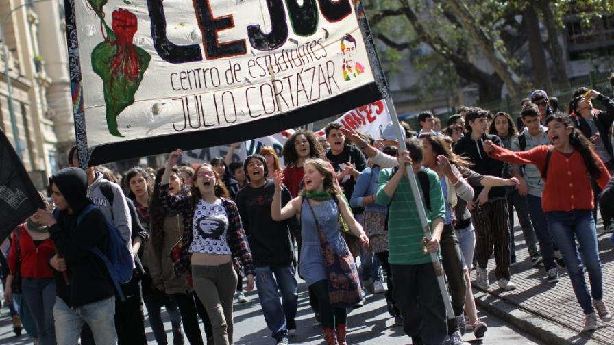 Estudiantes secundarios levantan las tomas de colegios en Buenos Aires