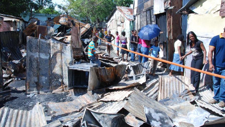 En intento por quemar familia incinera caserío