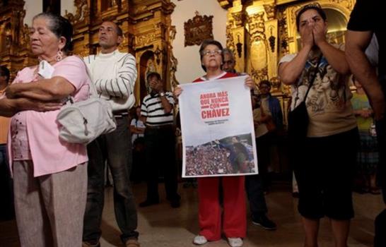Venezolanos esperan noticias sobre Chávez
