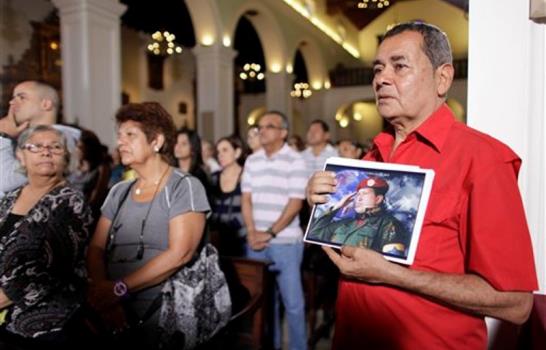 Venezolanos esperan noticias sobre Chávez