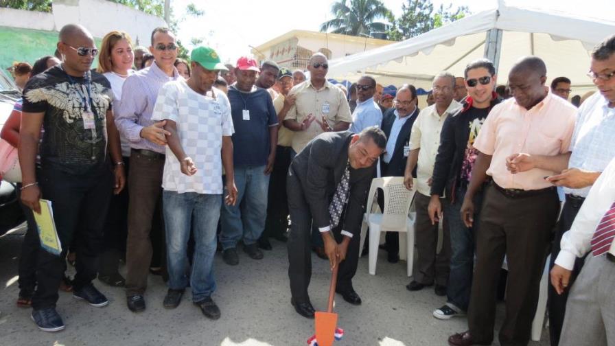 Presidente Medina dispone construir alcantarillado de Boca Chica