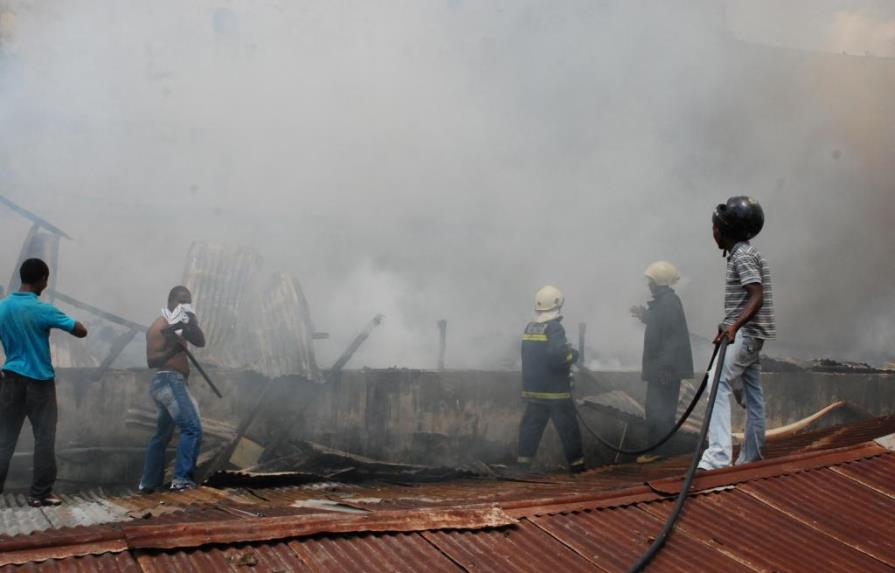 Bomberos sofocan fuego que afectó 17 tiendas en SFM