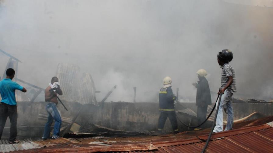 Bomberos sofocan fuego que afectó 17 tiendas en SFM