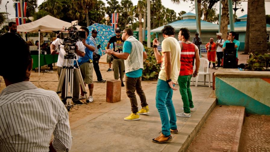 Ilegales filma videoclip Chucuchá en el Malecón