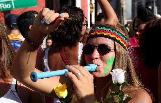 Samba, sudor y desenfreno en el carnaval callejero de Río de Janeiro