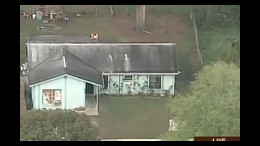Un hombre desaparece en enorme agujero en su casa de Florida