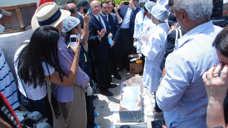 Exhuman restos de Caamaño para pruebas de ADN