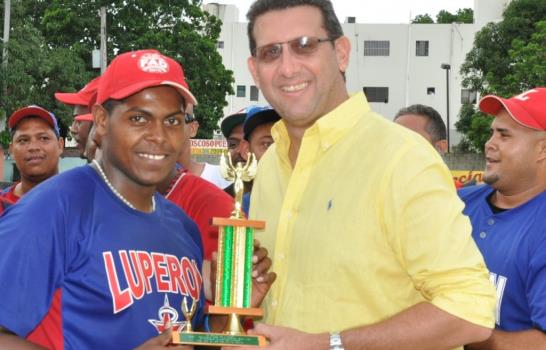 Luperón campeón V torneo softbol molinete barrial