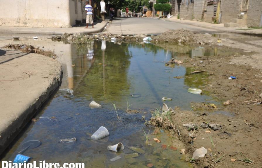 Aguas negras afectan a barrios de Santiago