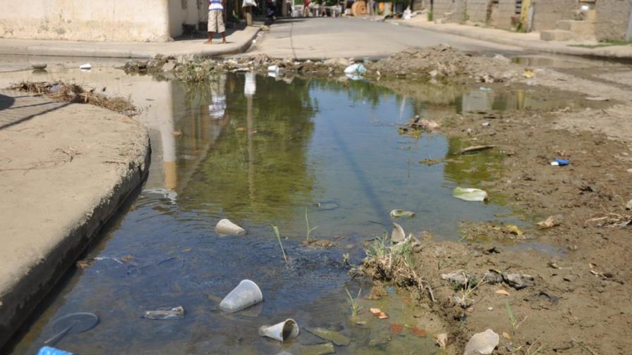 Aguas negras afectan a barrios de Santiago