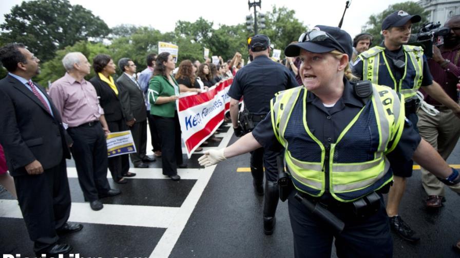 Arrestan a 56 activistas en protestas, en Washington Arrestan a 56 activistas en protestas, en Washington